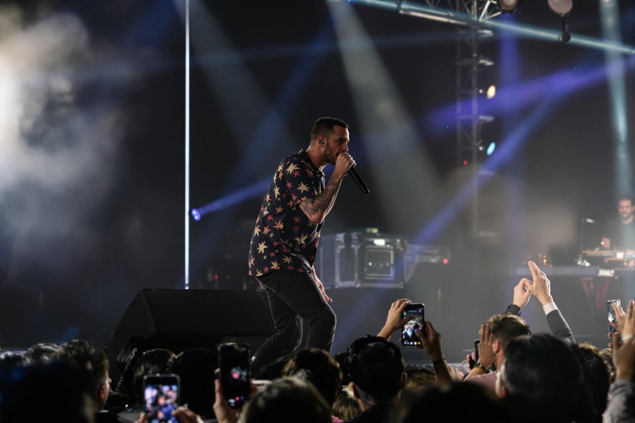 顶流歌手演唱会现场突发状况，粉丝目击全程！